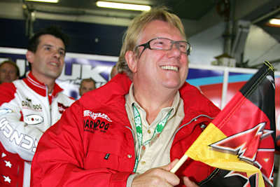 Alstare-Teamchef Francis Batta mit Neukirchner-Fahne