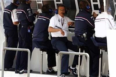 BMW-Steuermann Dr. Mario Theissen auf dem Kommandostand