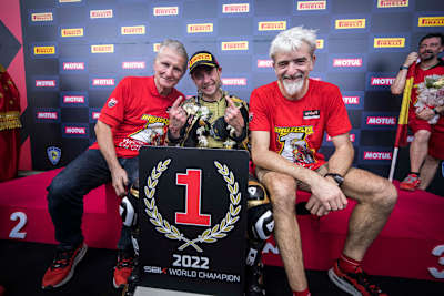 Alvaro Bautista (Mitte) mit den Ducati-Topmanagern Paolo Ciabatti und Gigi Dall’Igna