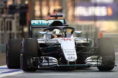 Lewis Hamilton mit Halo am Silberpfeil