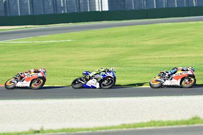 Nach dem Valencia-GP durfte Alex bereits die MotoGP-Maschine von Marc testen und traf auf Valentino Rossi