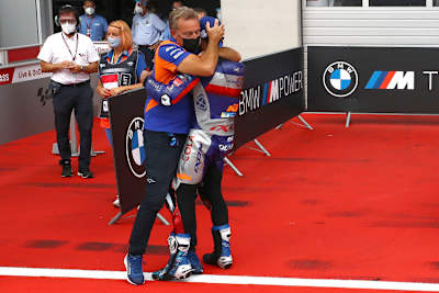 Miguel Oliveira jubelt gemeinsam mit Hervé Poncharal