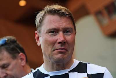 Mika Hakkinen steht beim Benefiz-Fussballspiel «Champions for Charity» für Autogramme zur Verfügung