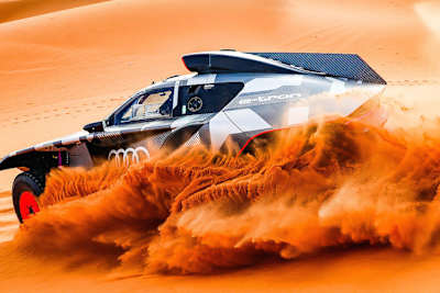 Im Audi RS Q E-Tron brummt ein 2-Liter-Turbo-Vierzylinder-Verbrennungsmotor