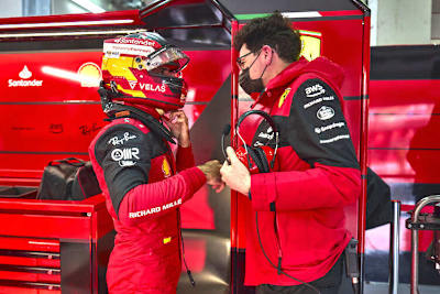 Carlos Sainz und Mattia Binotto