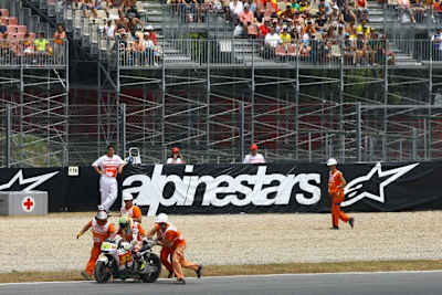 Toni Elias nach dem Sturz