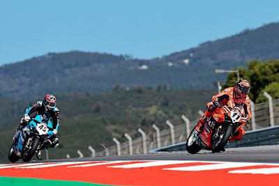 Nicolo Bulega vor Scott Redding