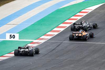 Carlos Sainz schob sich frech an den Mercedes vorbei