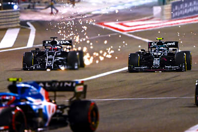 Im Vordergrund Esteban Ocon, links Yuki Tsunoda, rechts Sebastian Vettel