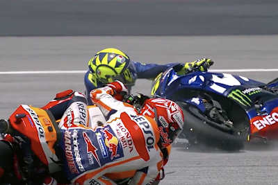 Valentino Rossi beim Sturz in Sepang