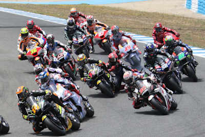 Kurve 2 am Sonntag: Quartararo stürzte im Getümmel zwischen Bezzecchi und Oliveira