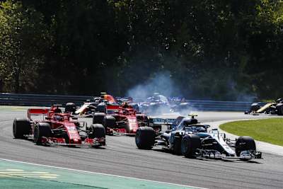 Bottas vor den beiden Ferrari kurz nach dem Start