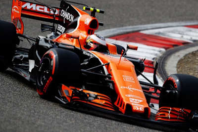 Der McLaren-Honda von Stoffel Vandoorne mit Haiflosse und dem merkwürdigen T-Flügel