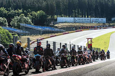 Blick auf die berühmte Kurve von Eau Rouge