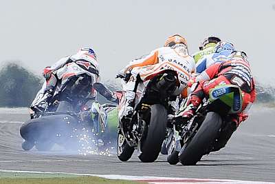 Gleich kracht's noch schlimmer: Lascorz am Boden