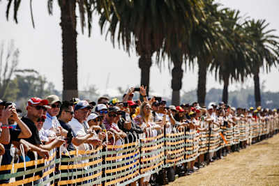 Viele Fans im Albert-Park von Melbourne: Wie lange ist das noch tragbar?