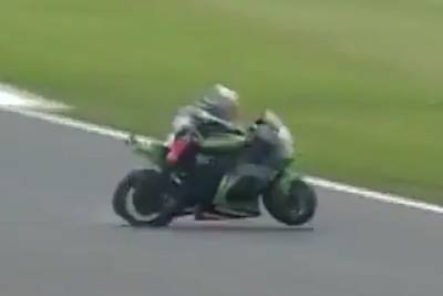 In Donington wurde Johnny Rea von seiner Kawasaki katapultiert