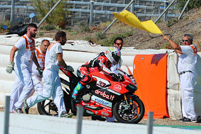 Marco Melandri fiel in Führung liegend aus