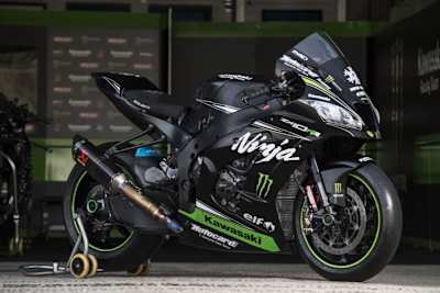 Die Kawasaki ZX-10RR im Test-Outfit