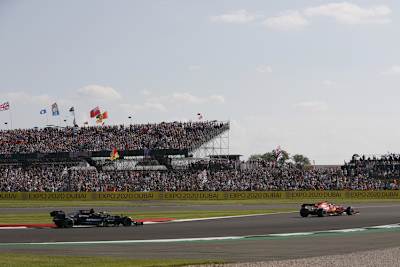 Charles Leclerc vor Lewis Hamilton