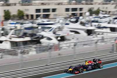 Sebastian Vettel zischt an den Yachten im Hafen von Yas vorbei
