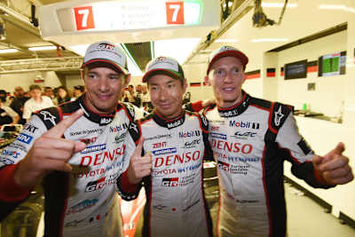 Kamui Kobayashi (Mitte) lässt sich nach seiner tollen Pole-Position in Le Mans feiern