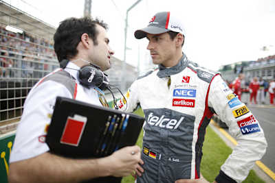 Jedes Gramm zählt: Sauber-Pilot Adrian Sutil verzichtet auf seine Wasserflasche, um ein knappes Kilo Gewicht zu sparen