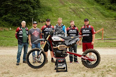 Indian kehrt zurück ins Flat Track Racing und engagierte dazu gleich den besten Fahrer, den zehnfachen US-Meister John Koester (mitte).