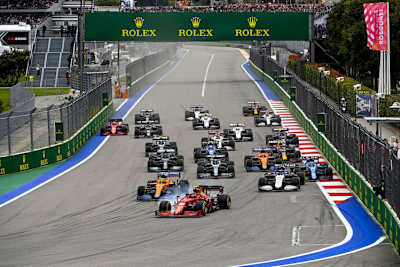 Nach dem Start zum Grossen Preis von Russland, Hamilton fällt zurück