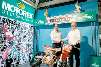 Ronald Kabella (rechts) übergibt die Leitung der Motorex-Abteilung Powersports an Andreas Vetter