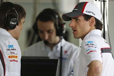 Adrian Sutil im Gespräch mit seinen Ingenieuren