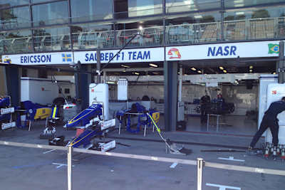 Müssen die Schildermaler über der Sauber-Box nachbessern?