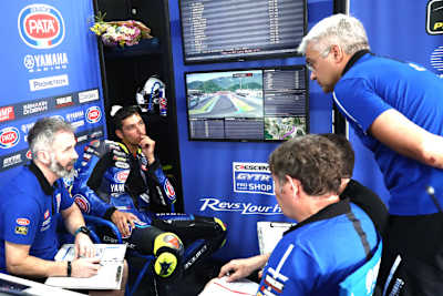 Yamaha-Rennchef Andrea Dosoli (re.) befürchtet, Toprak Razgatlioglu zu verlieren