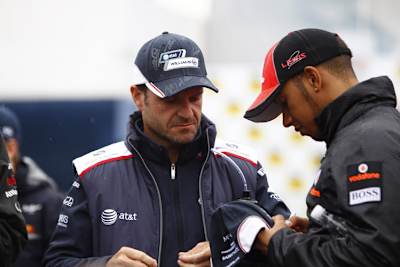 Barrichello mit Hamilton am Rande des Ungarn-GP