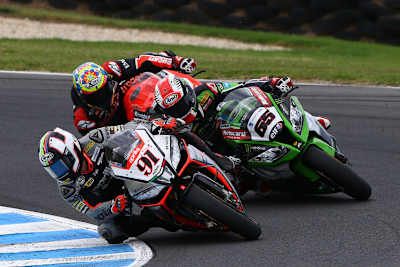Leon Haslam vor Jonathan Rea und Chaz Davies