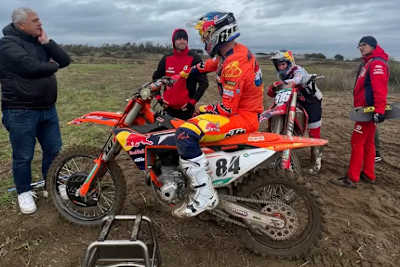 Jeffrey Herlings beim Training – im Hintergrund Simon Längenfelder