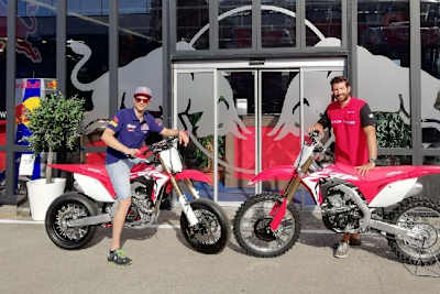 Leon Camier bekam zwei Honda CRF-Modelle für sein Training 