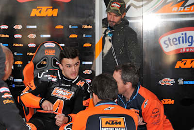 Aron Canet auf KTM, hinten schaut Max Biaggi zu