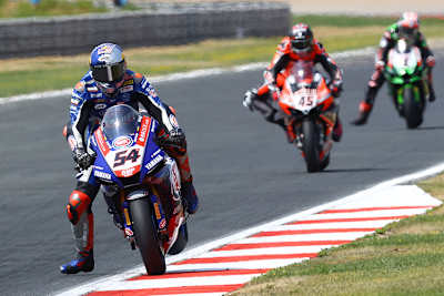 Toprak Razgatlioglu vor Scott Redding und Johnny Rea