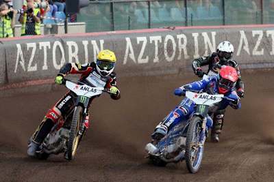 Max Fricke (li.) gegen Weltmeister Bartosz Zmarzlik