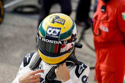 Pierre Gasly in Imola 2020 mit dem Senna-Helm