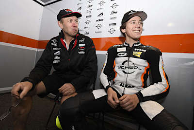 Chefmechaniker Stefan Kirsch mit Philipp Öttl in der Box des Teams Schedl GP Racing