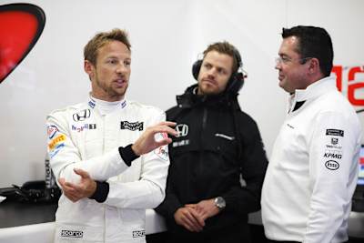 Jenson Button erklärt Eric Boullier (rechts) das Fahrverhalten seines Autos