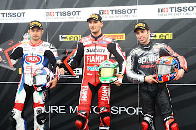 Die erste Startreihe in Donington (v.l.): Haslam, Giugliano und Melandri