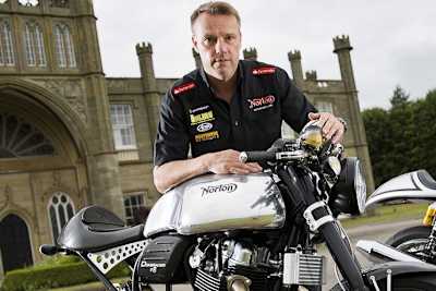 Damals war er ein Held: Stuart Garner mit einer Norton vor Schloss Donington Hall, das ihm damals ebenfalls gehörte.