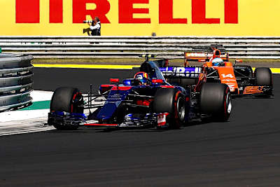 Carlos Sainz vor Fernando Alonso