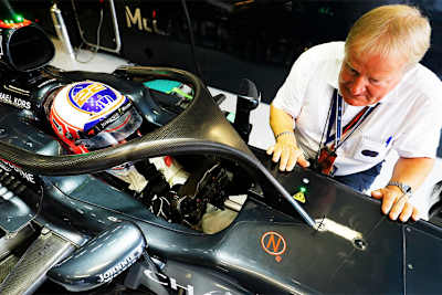 Jenson Button mit FIA-Techniker Jo Bauer