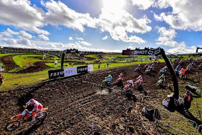 Keine Spur von Corona-Einschränkungen beim Auftakt in Matterley Basin (im Bild der MX2-Start)
