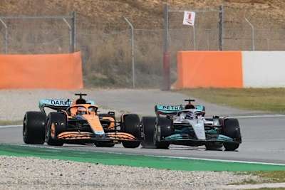 Daniel Ricciardo (McLaren) und Lewis Hamilton (Mercedes)