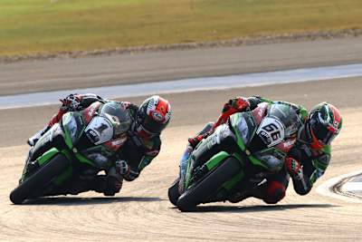 Die Kawasaki-Werksfahrer Jonathan Rea (1) und Tom Sykes